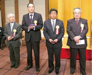 左から受彰者の原田恒男理事、青栁晴久理事 利根川政明副会長、阿部財智理事