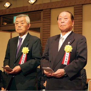 受彰者の蛭川和勇副会長（左）、菅野秀雄副会長