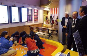 TAXかるた大会を見守る中原広長官 (右から2人目)