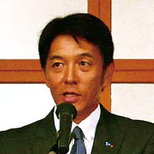 　あいさつする松浦政幸会長