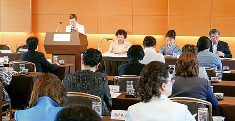 会議を審議する女性部会員の風景写真